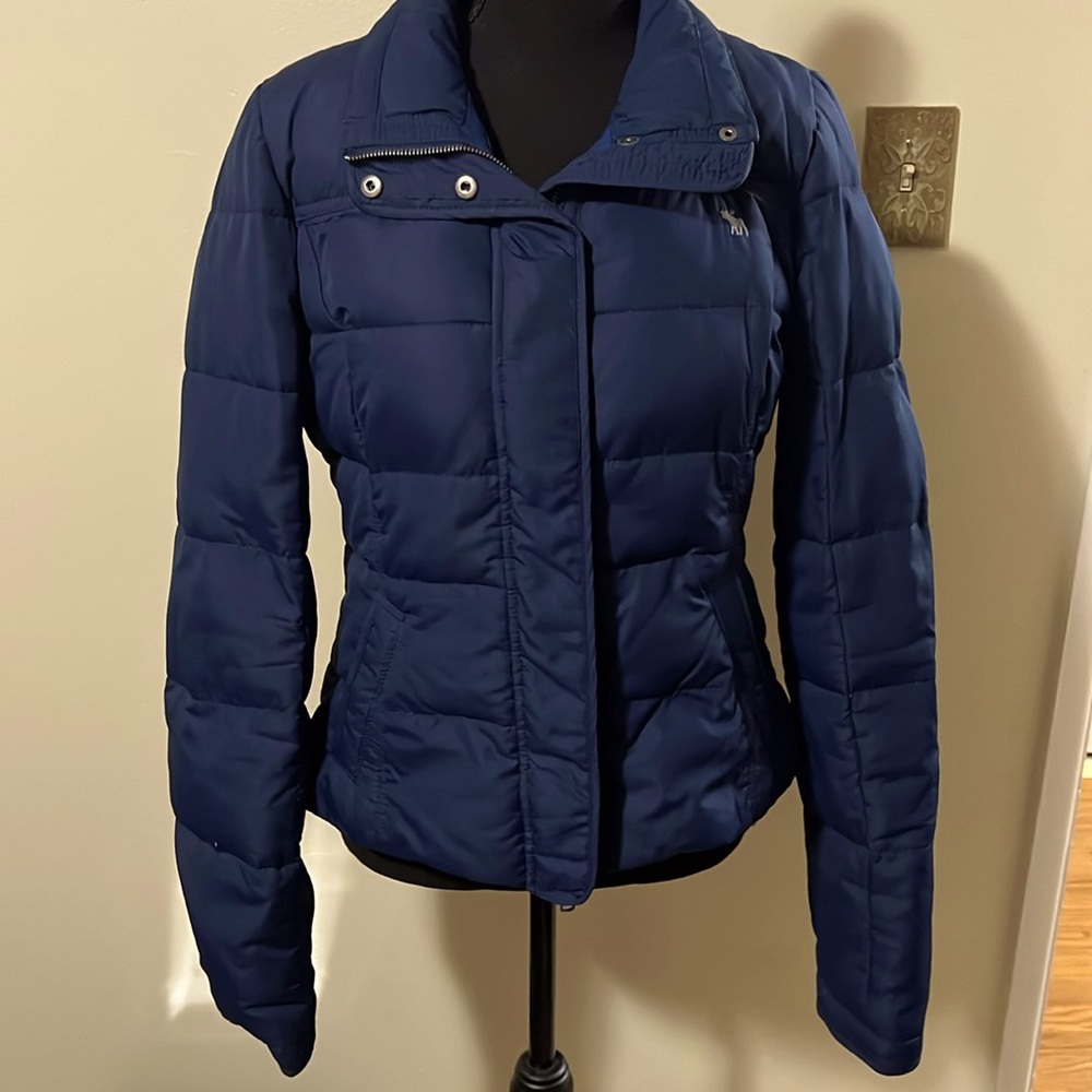 Navy blue coat.  It is large for skinny women.  Run small.  It’s like a medium.